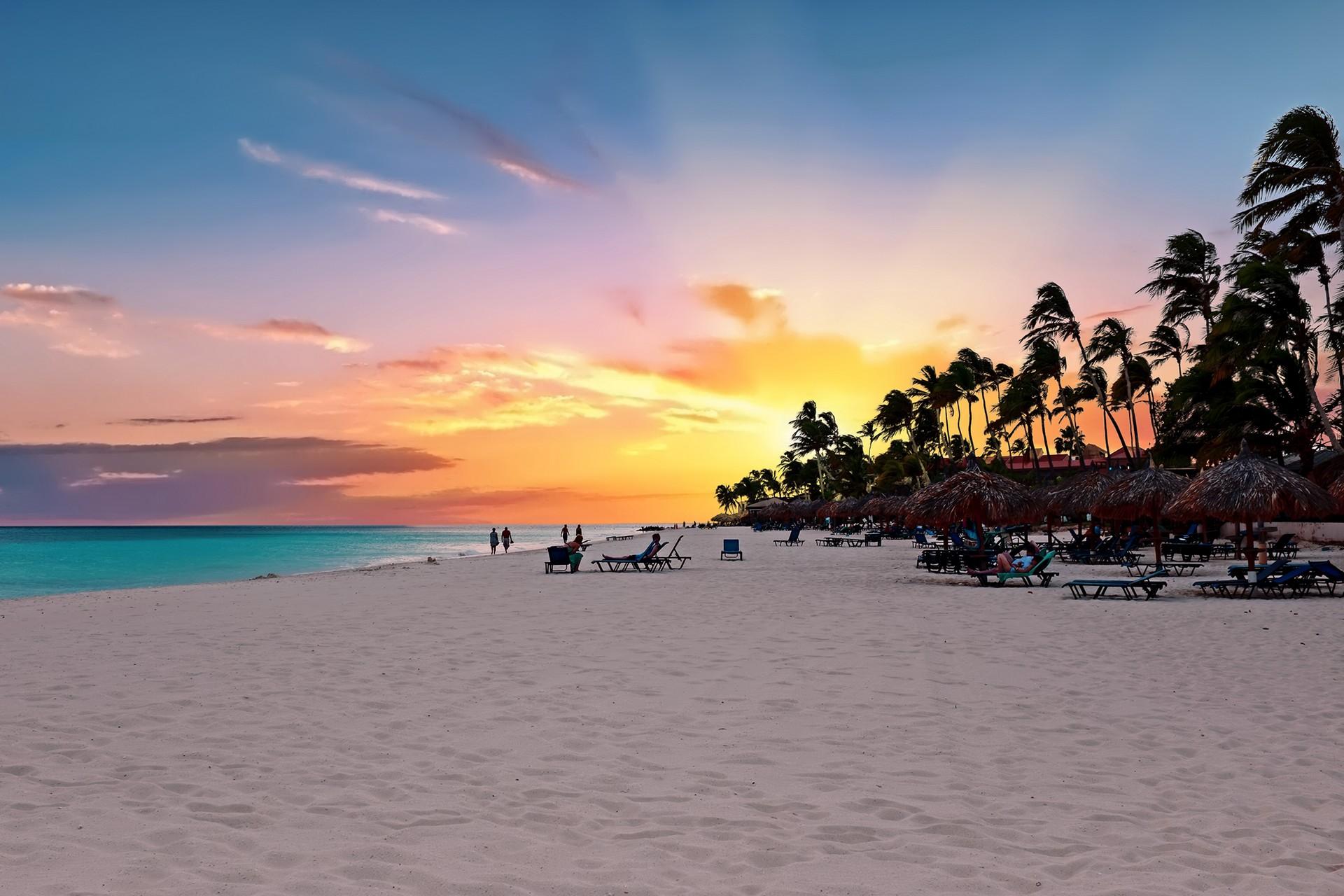 Beach with turquise water in Aruba at sunset time