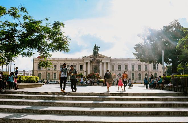 San Salvador: people on a square.