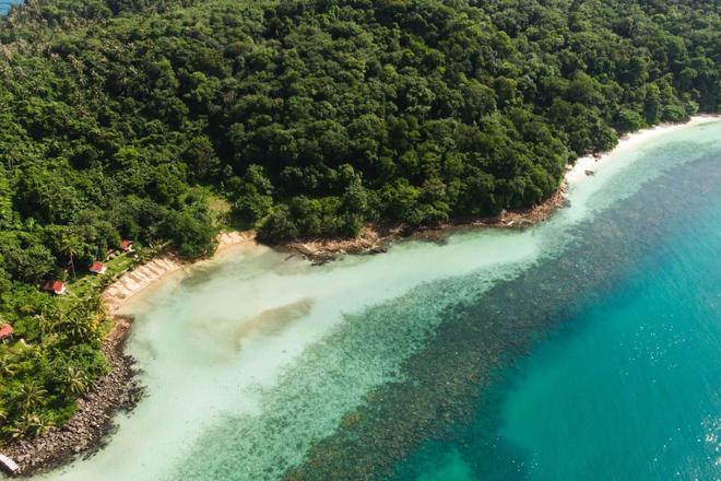 View of the forest and a beach next to a crystal-clear sea in Ko Chang