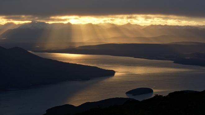 New Zealand, Fiordland: rays over the mountains at sunset.