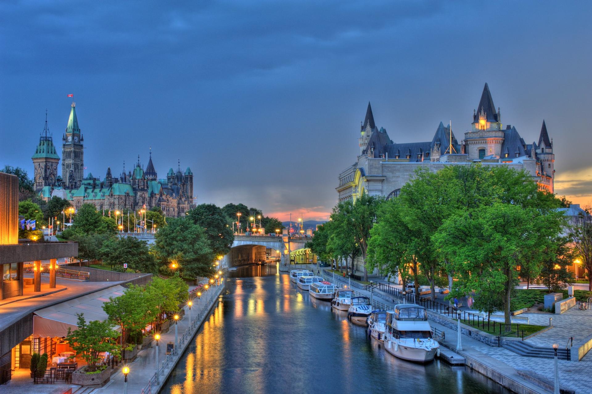 Boat in Ottawa at dawn