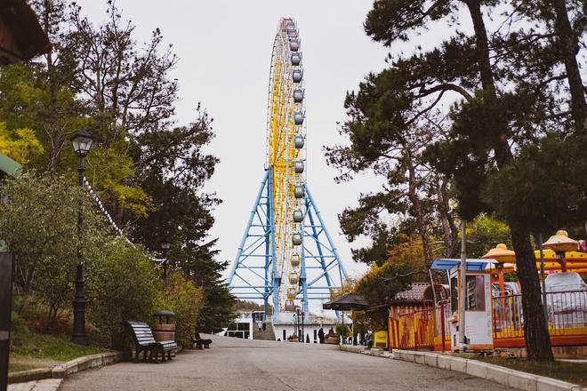 Tbilisi, Georgia: Ferris wheel in the Mtatsminda park.