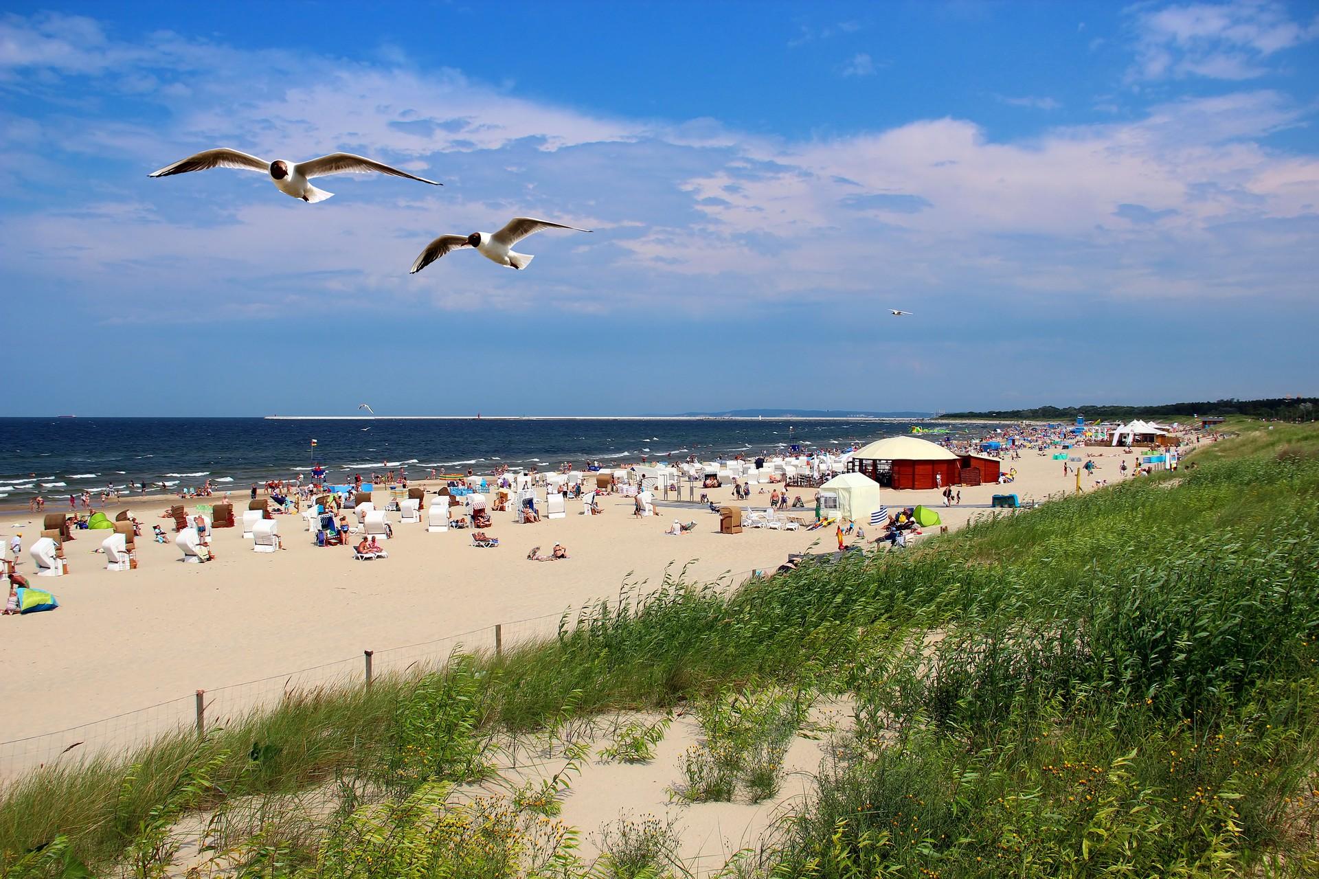 Beach and bridge in Świnoujście in partly cloudy weather