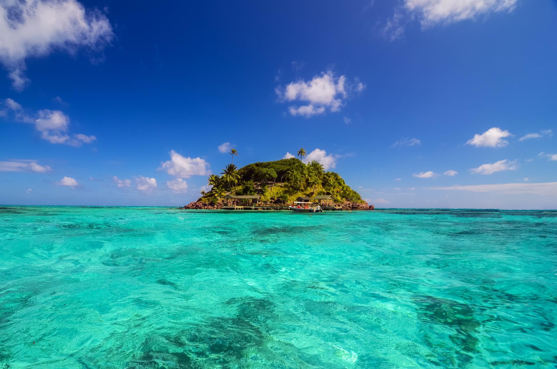 Beach with turquise sea in San Andrés on a sunny day with some clouds