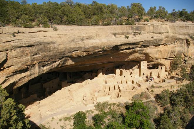  Dwellings carved into the cliff in Mesa verde NP (USA).