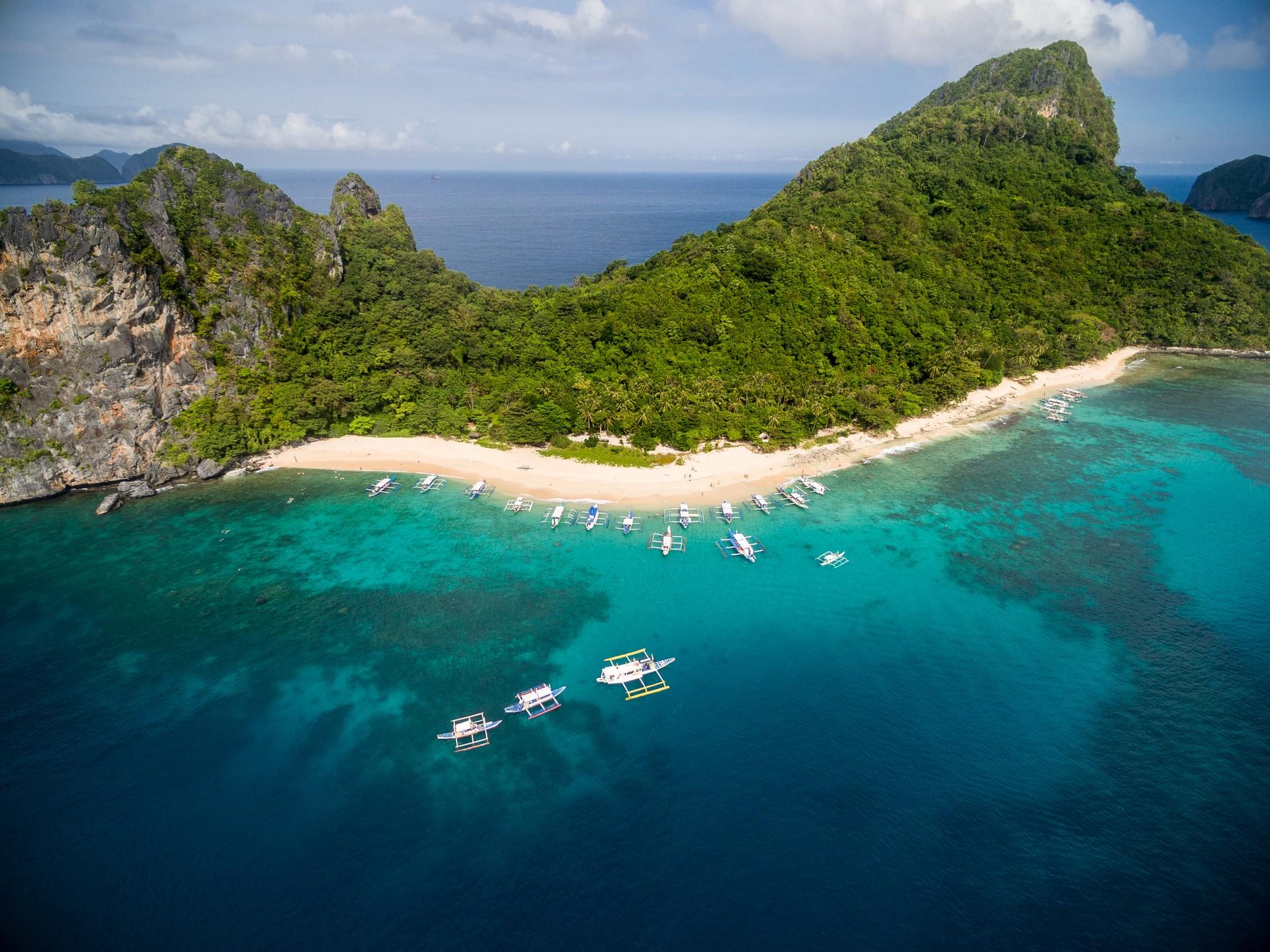 Beach and lake in El Nido on a day with cloudy weather