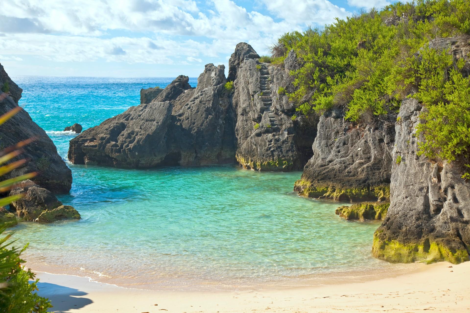 Awesome beach with turquise sea in Bermudes on a cloudy day