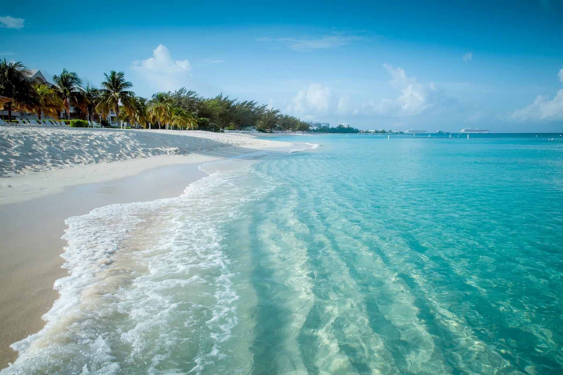 Enjoyable beach with turquise water in Turks and Caicos Islands on a sunny day with some clouds