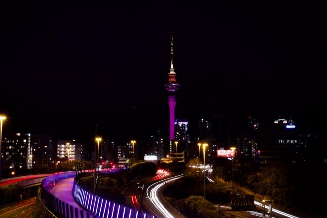 The nighcity of Auckland and its Sky Tower