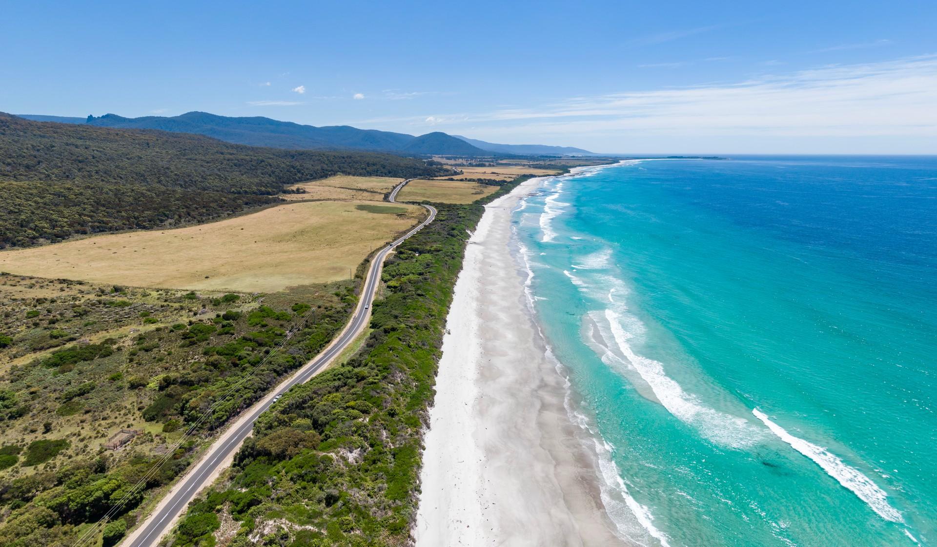 Beach with turquise water in Tasmania in partly cloudy weather