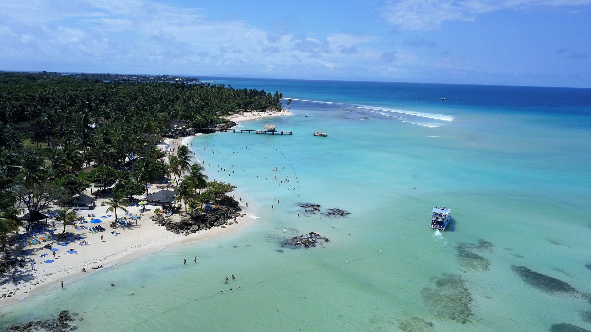 Beach with turquise sea in Trinidad and Tobago in partly cloudy weather