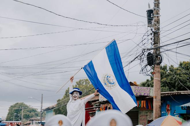 El Salvador: laughing man with the flag of El Salvador