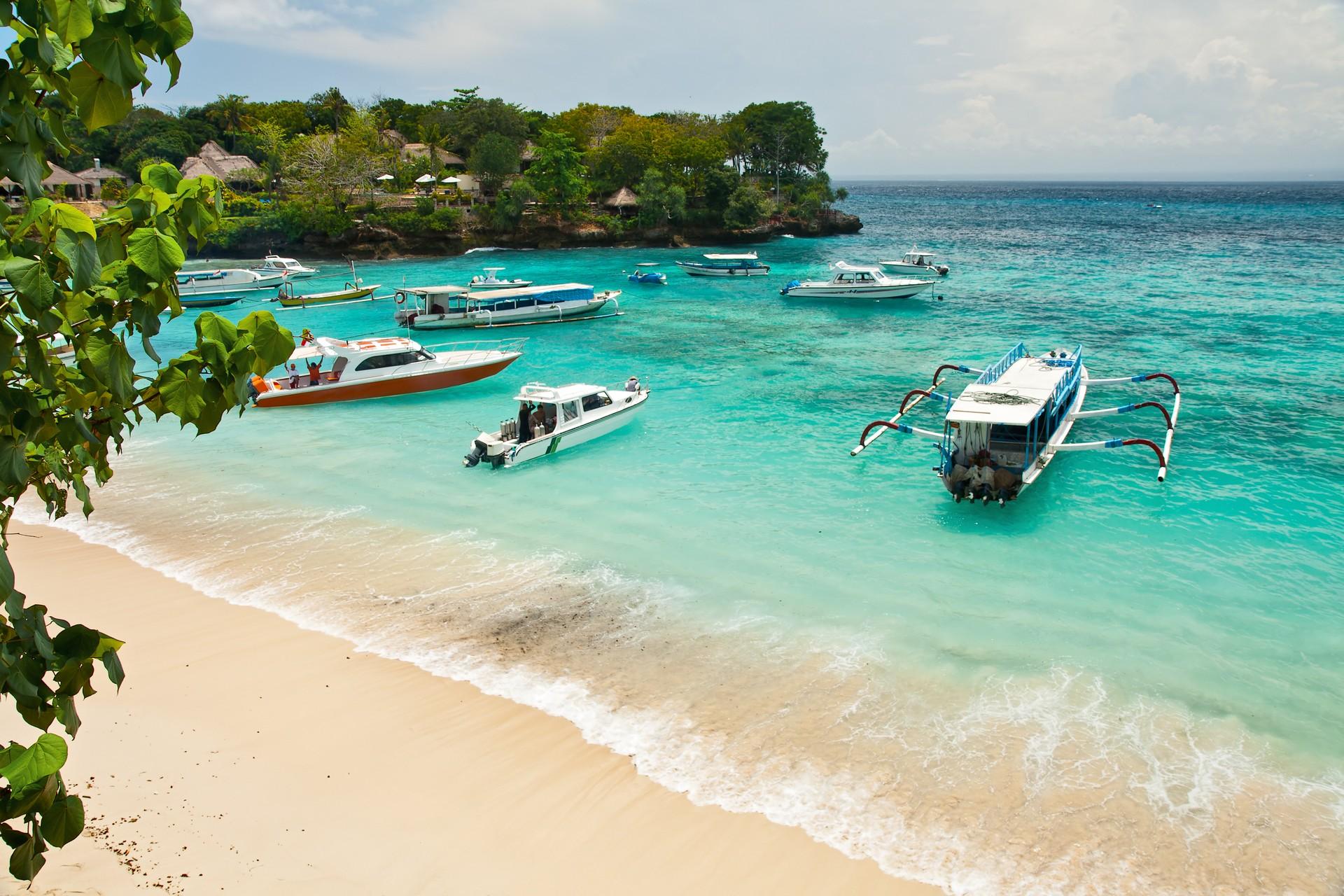 Amazing beach with turquise water in Nusa Lembongan on a day with cloudy weather