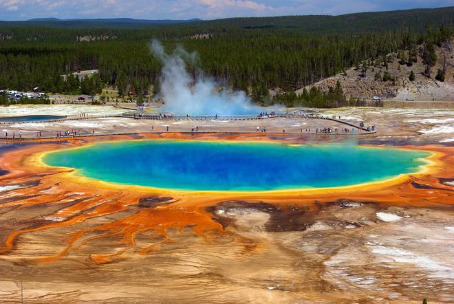 Grand prismatic spring in Yellowstone NP.