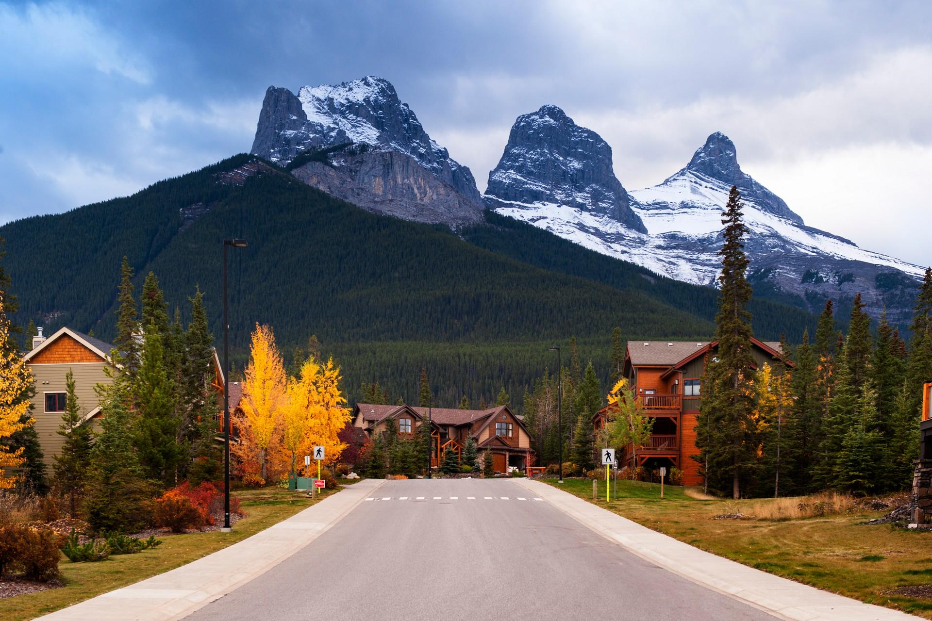 Mountain range in Canmore on a cloudy day