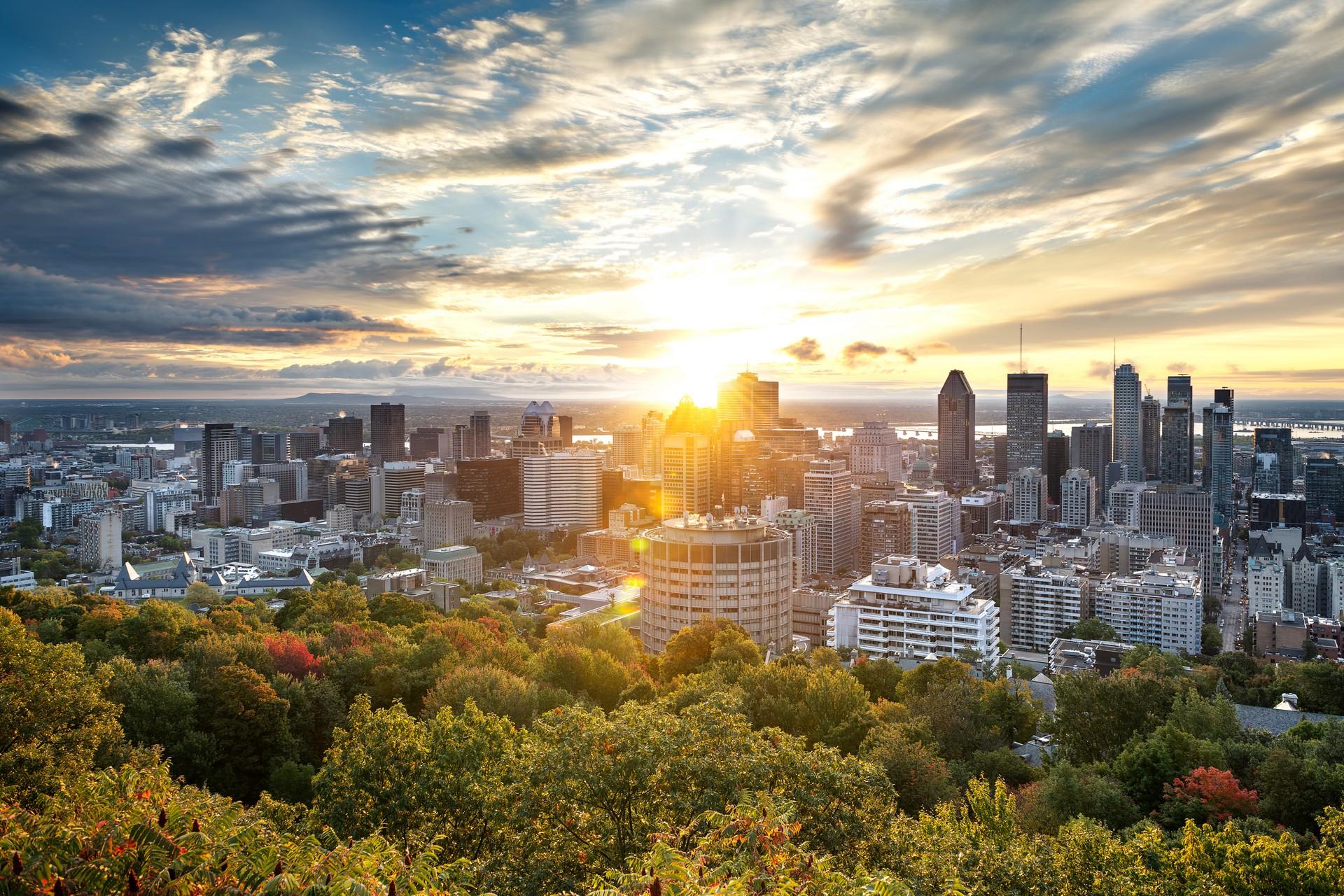 Aerial view of architecture in Montréal at sunset time