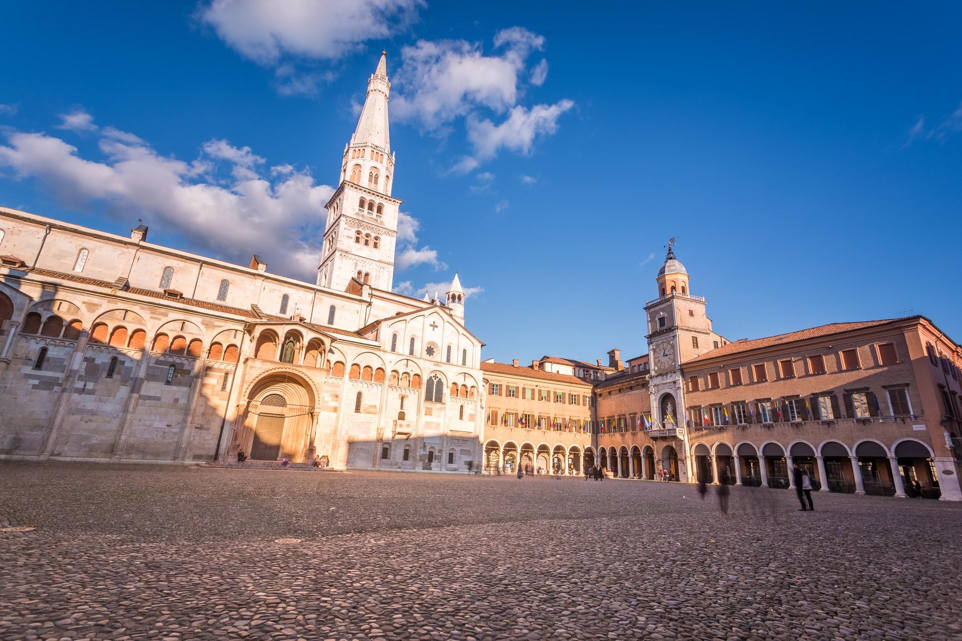 City square in Modena in partly cloudy weather