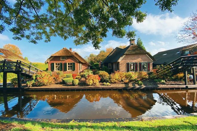 View of houses, canal and bridges in Giethoorn