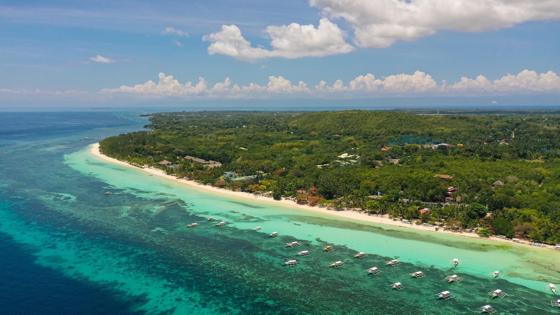Beach with turquise water in Panglao in partly cloudy weather