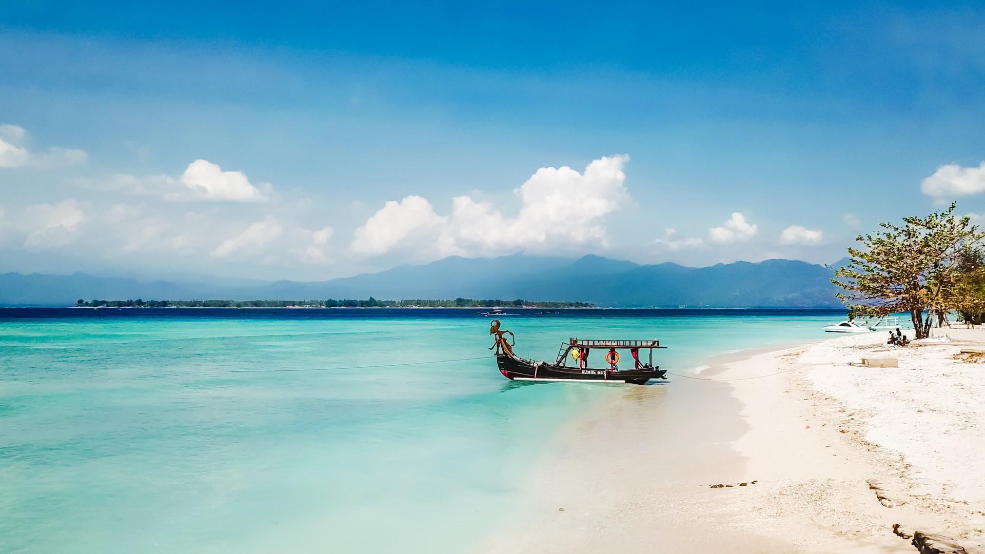 Amazing beach with turquise water in Gili Air in partly cloudy weather