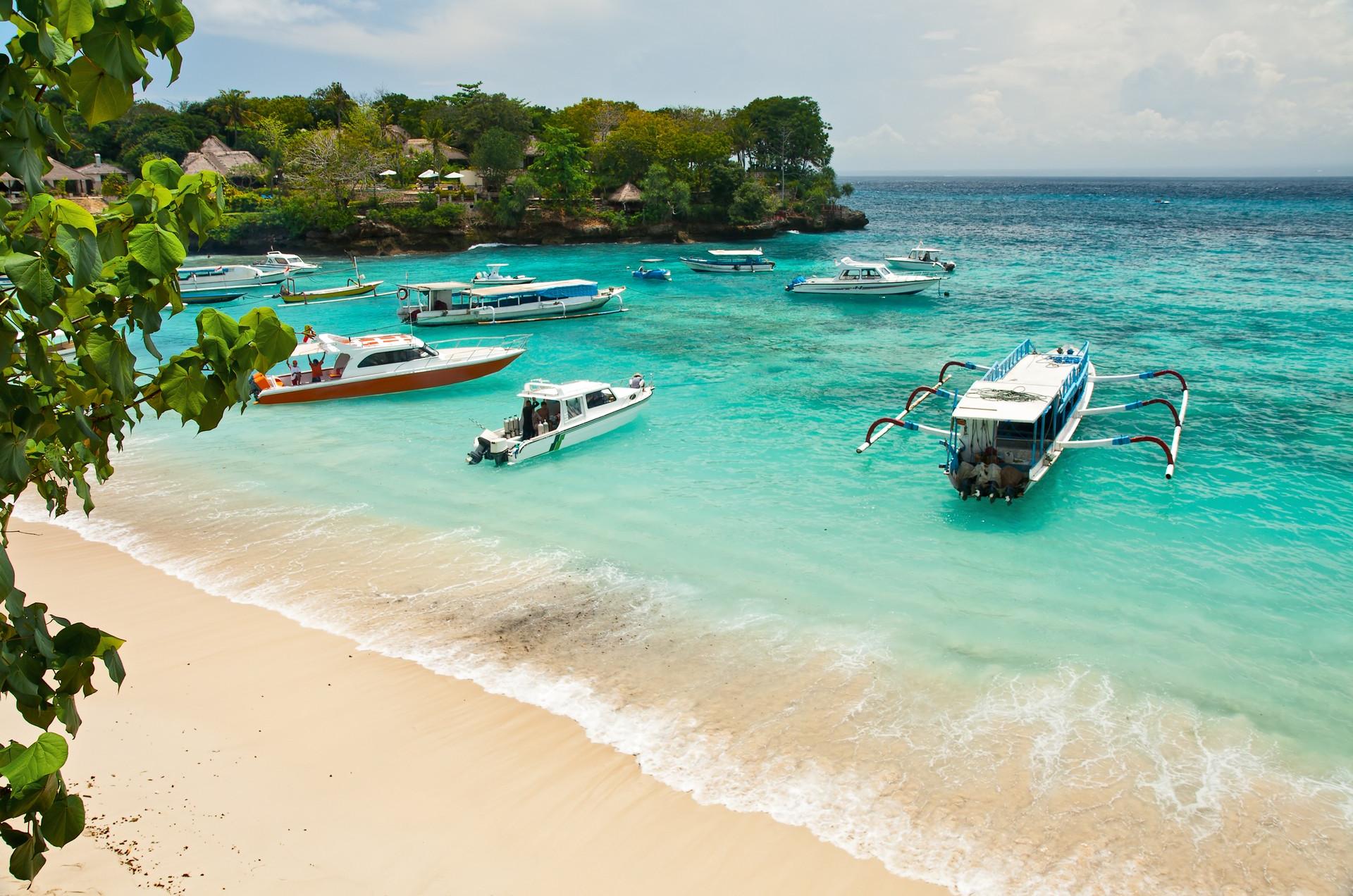 Amazing beach with turquise water in Nusa Lembongan on a day with cloudy weather