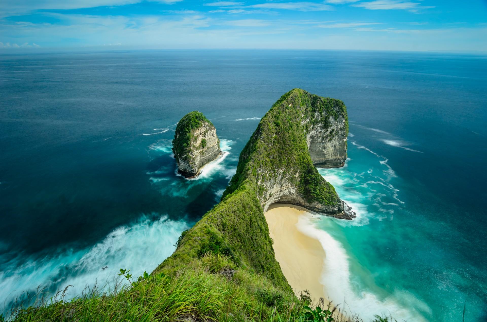 Nice beach by the sea with turquise water in Nusa Penida on a cloudy day