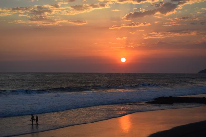 El Salvador: sunset over the sea