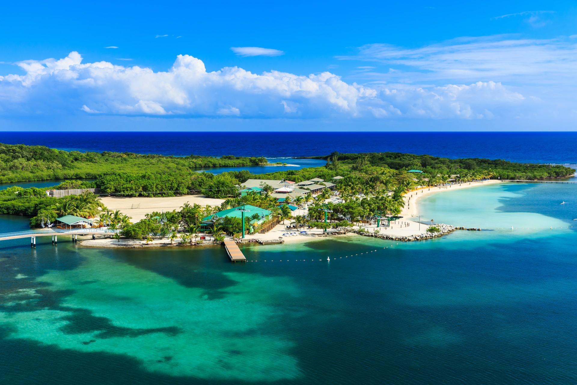 Amazing beach with turquise water in Roatán in partly cloudy weather