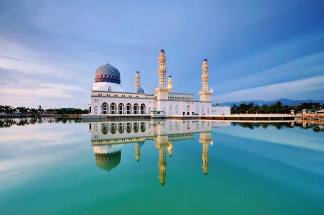 Masjid Bandaraya Kota Kinabalu Mosque in clear weather, located on the shores of the South China Sea.