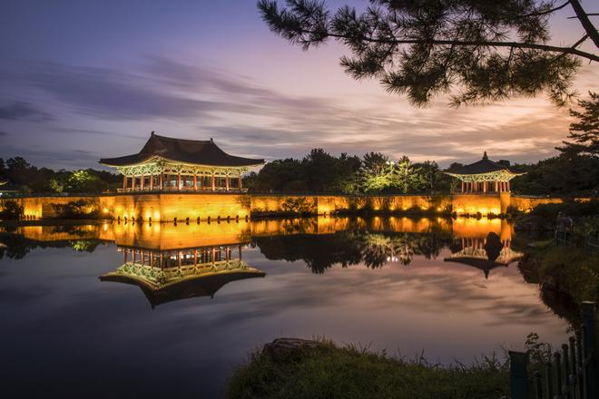 South Korea: enlightened temple in the dark