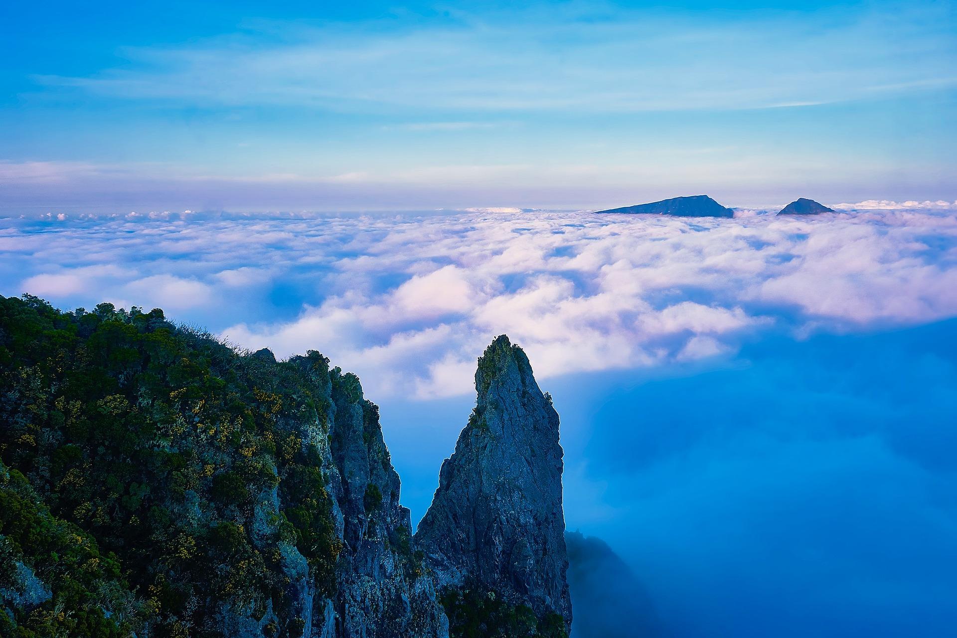 Reunion: rock outcrop above the clouds.