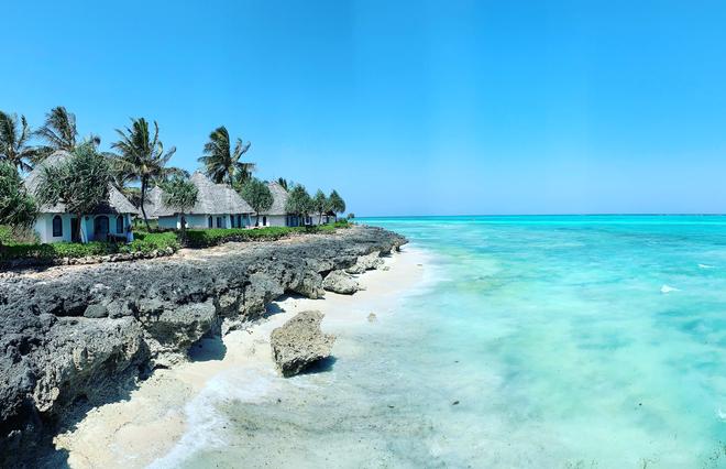 Zanzibar: huts on the rock above the sea