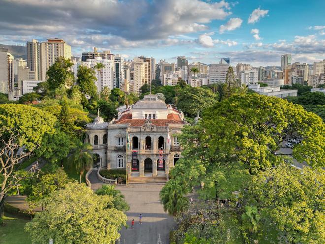 Colonial building against the backdrop of a modern city in Belo Horizonte.