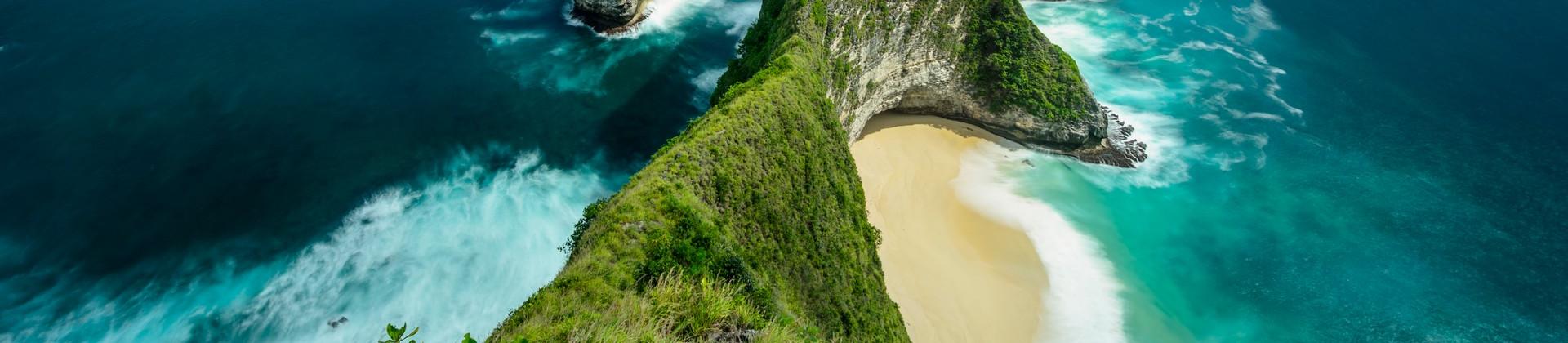 Nice beach by the sea with turquise water in Nusa Penida on a cloudy day