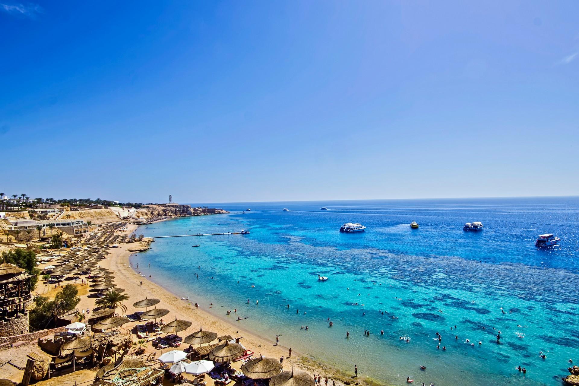 Beach with turquise water in Sharm el-Sheikh on a sunny day