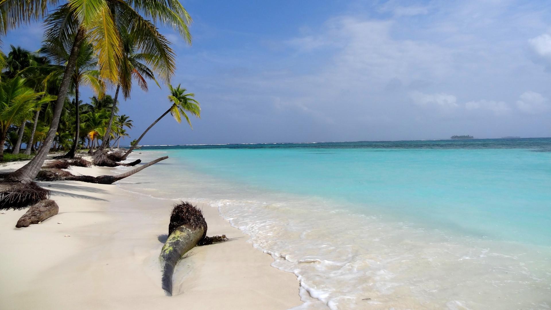 Beach with turquise sea in San Blas in sunny weather with few clouds