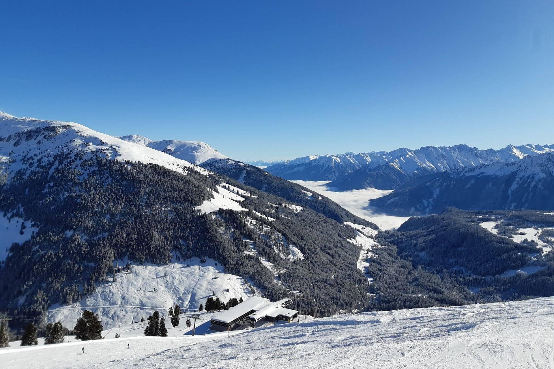 View of a ski slope, a cottage and mountains in Zillertal