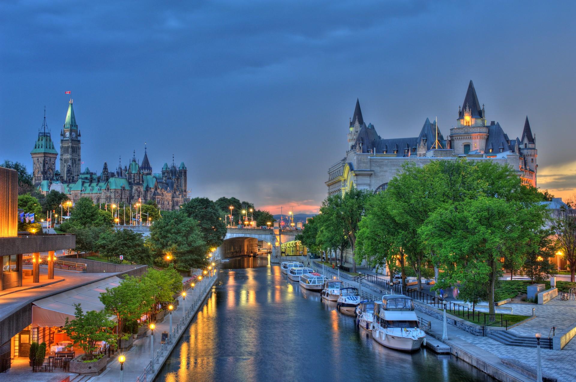 Boat in Ottawa at dawn