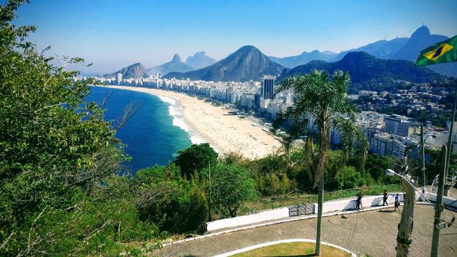 Rio de Janeiro: view of the beach and the city.