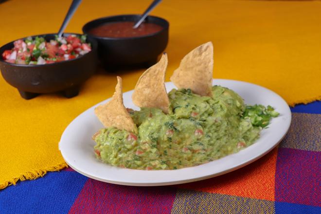 Mexico: Guacamole dip served with tortillas