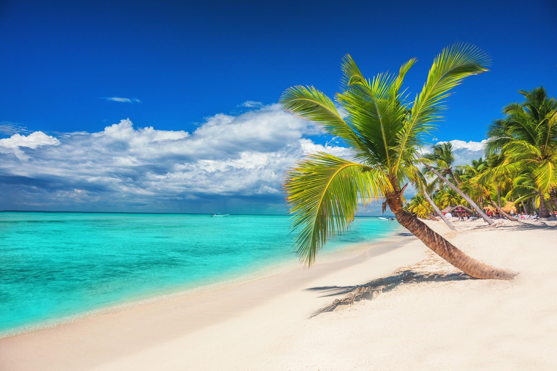 Awesome beach with turquise sea in Hawaii in sunny weather with few clouds