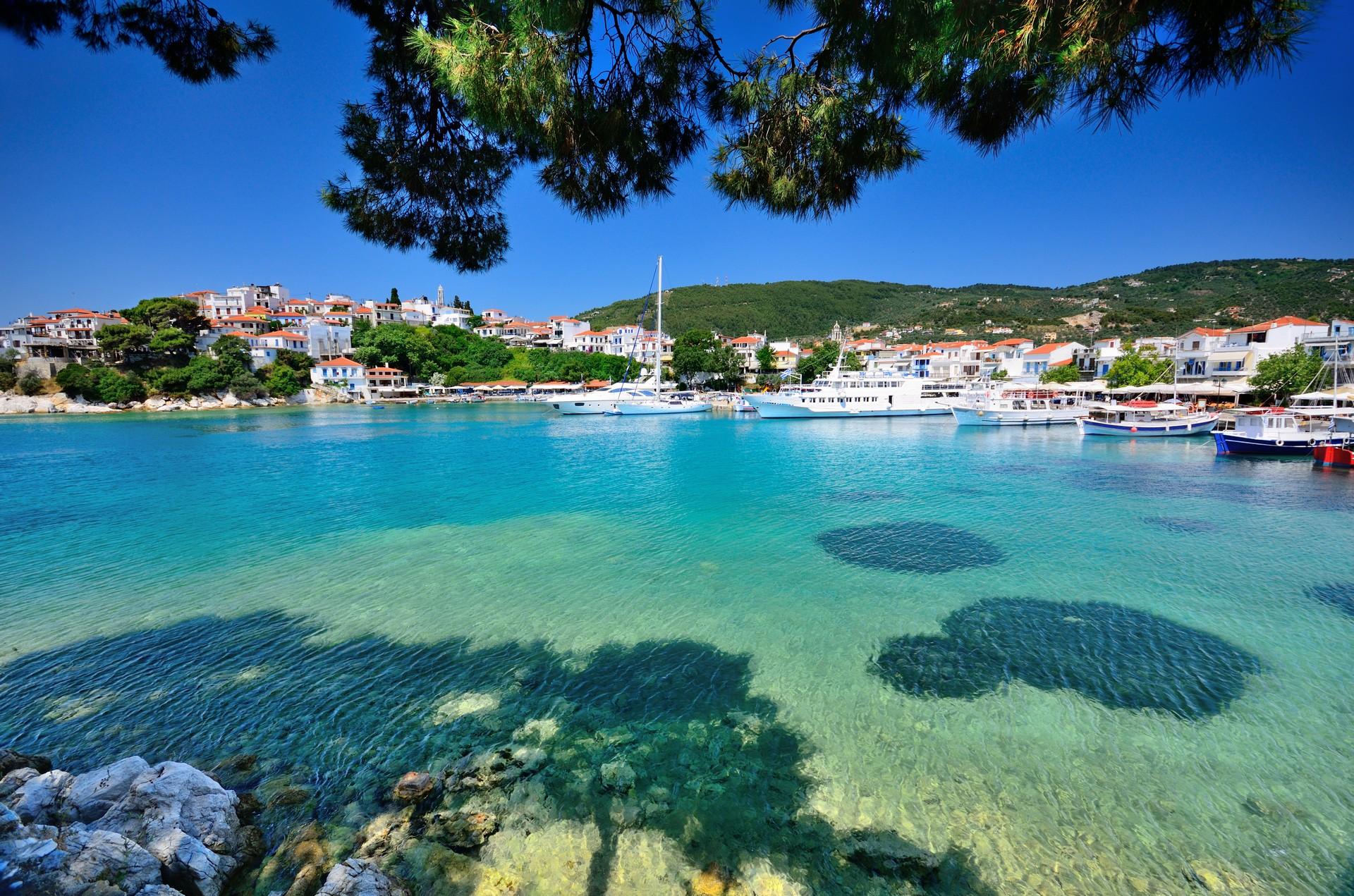 Lake in Skiáthos with nice weather and blue sky