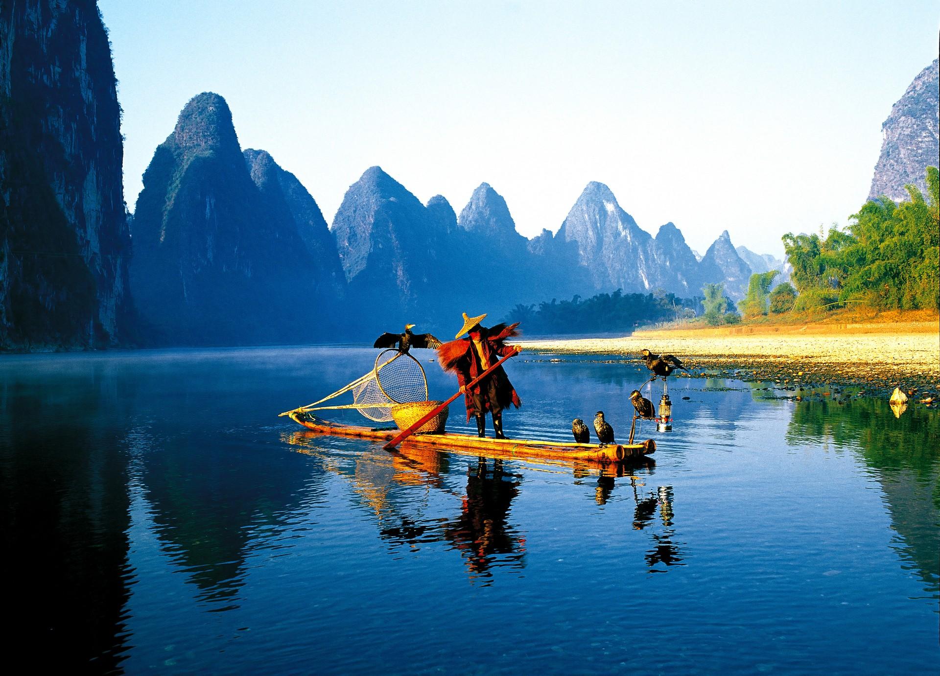 Boat in Guilin on a sunny day