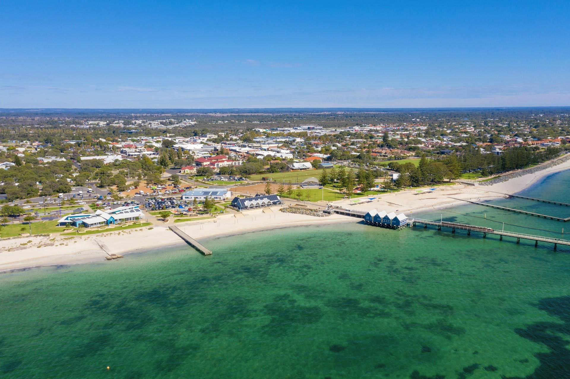 Beach with turquise sea in Busselton on a sunny day