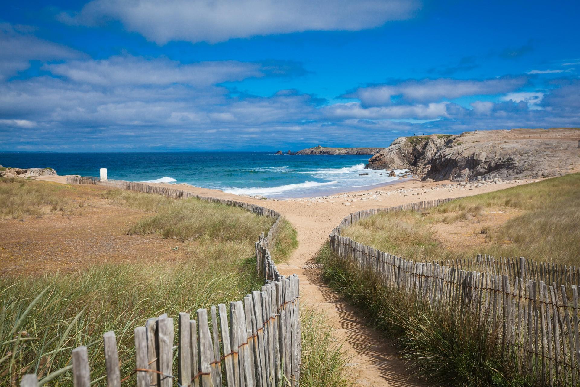 Beach near Quiberon on a day with cloudy weather