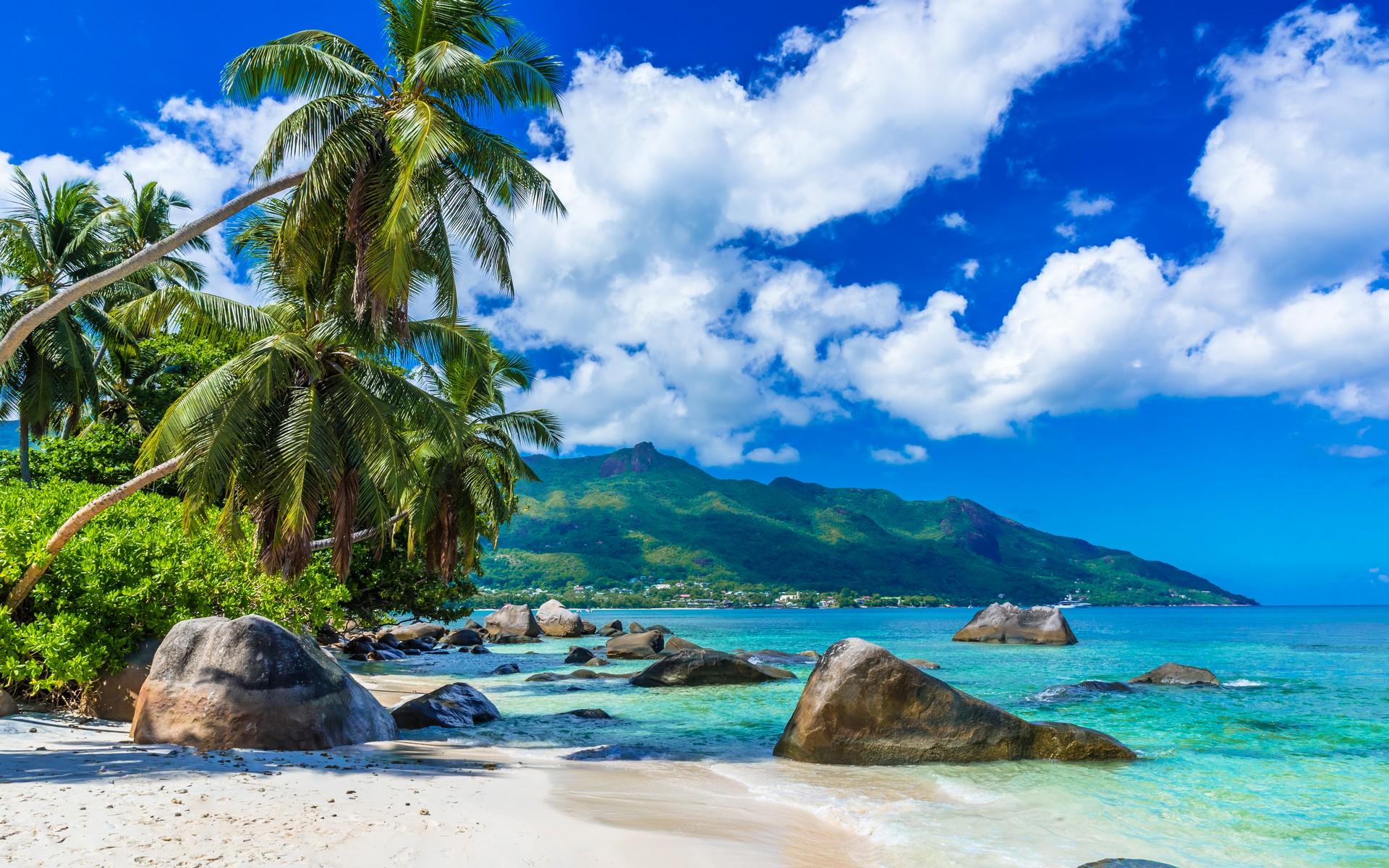 Beach with turquise water in Mahé in partly cloudy weather