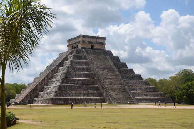 Chichén Itzá and a palm in Yucatán