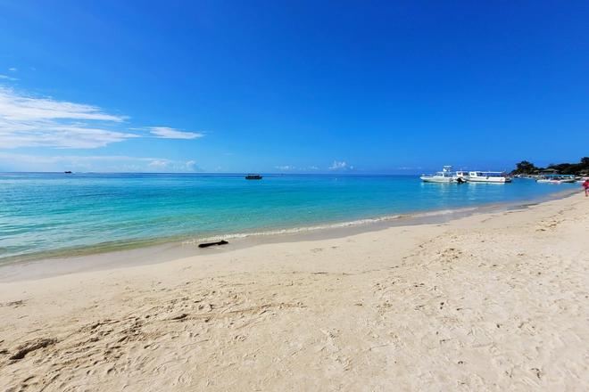 View of the West Bay Beach in Roatán