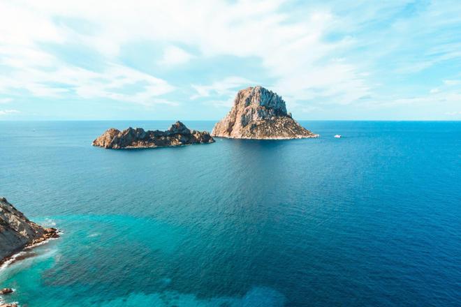 Rock formation loocated in turqoise sea in Es Vedra
