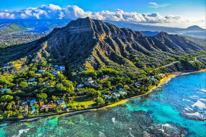 Honolulu, Hawaii: houses by the blue sky at the foot of the mountain.